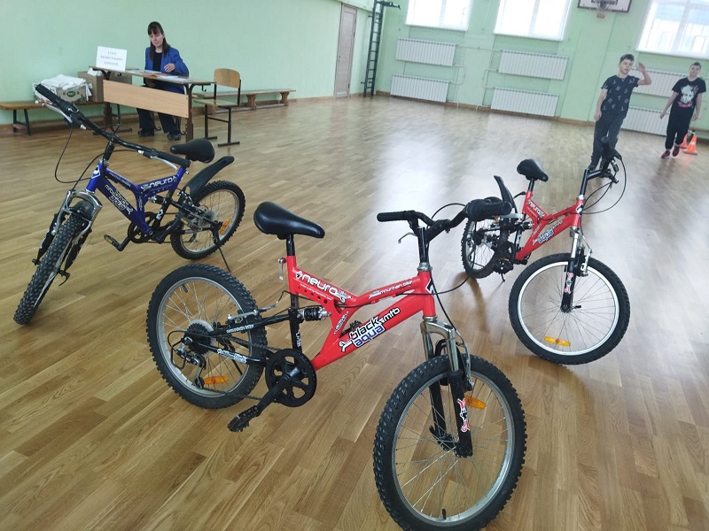 Городская акция &amp;quot;Безопасное колесо&amp;quot;. Учащиеся школы показали свои знания по ПДД., основы доврачебной помощи и умения фигурного вождения велосипеда..