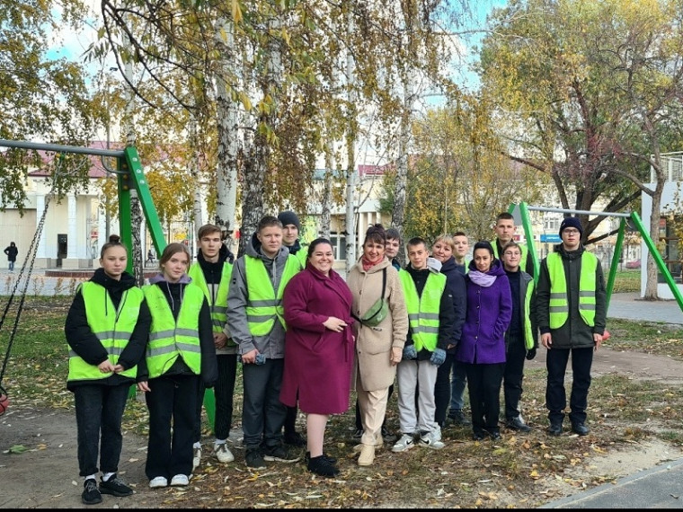 Трудовой отряд "Росток" СОШ 36 принял участие в экологической акции по очистке территорий парков и скверов нашего города..